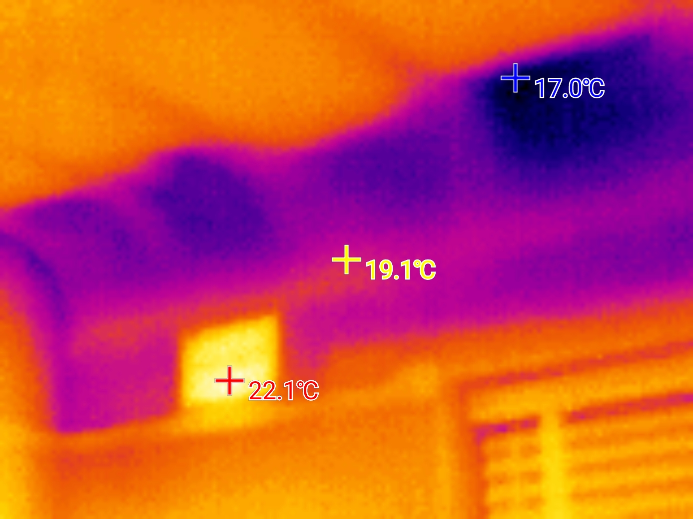 Thermal image of a room from a NF-583 showing a hot spot in the air brick, and a cold spot on the ceiling